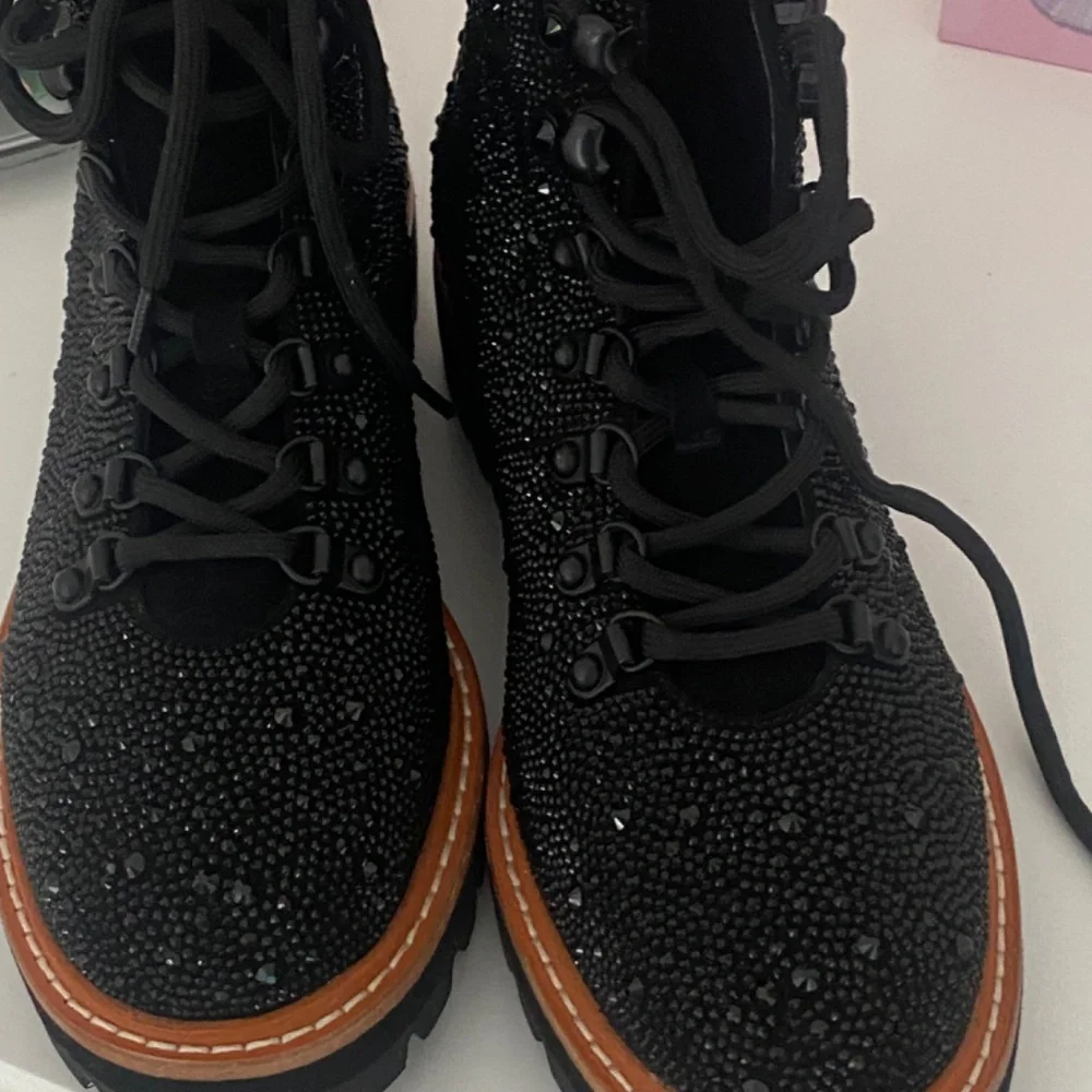 Lola Cruz lace up